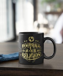 Fotbalový hrnek Football Is Our Religion - na stole