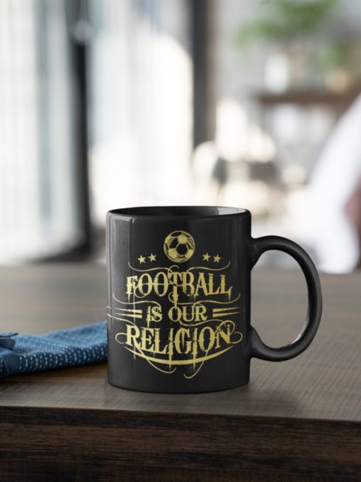 Fotbalový hrnek Football Is Our Religion - na stole