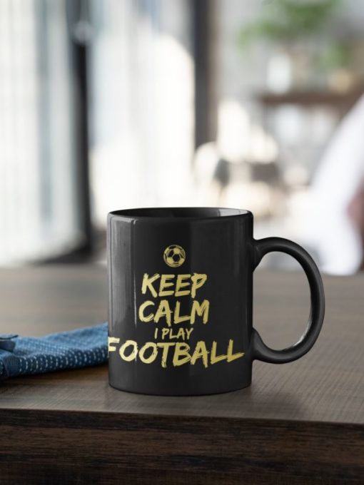 Hrnek Keep Calm Play Football - na stole