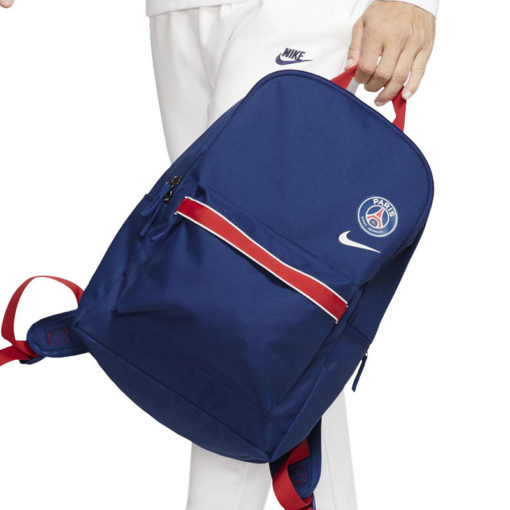 Sportovní batoh PSG Nike modrý v ruce